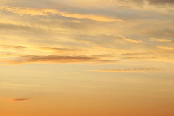 Sol Debajo Del Horizonte Nubes Cielo Ardiente Dramático Naranja Atardecer Imagen De Stock