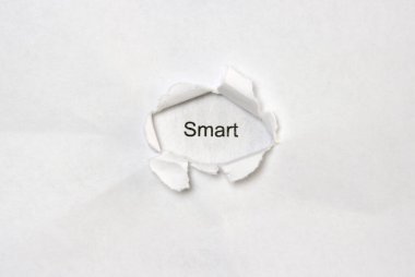 Beyaz izole edilmiş arka planda kelime akıllıca, kağıt içindeki yara deliğindeki yazı. Cinsiyet kimliği ve cinsel azınlık kavramı. Web için fotoğraf depolama ve metin için boş alan ile yazdırma