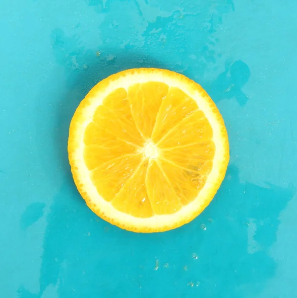 Primer plano de rodaja redonda de limón sobre fondo azul, humor fresco de verano — Foto de Stock