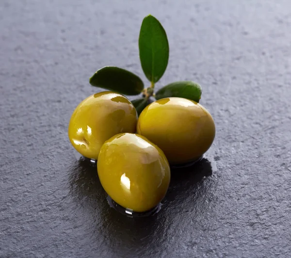 bazalt üzerinde izole zeytin