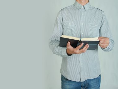 bir kitap tutan adam