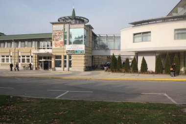 Hareketli alışveriş merkezi, çeşitli mağazaları ve açık hava mekanlarıyla müşterileri çeken çağdaş ve geleneksel mimarinin bir karışımını sergiliyor..