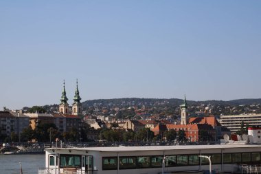 Ufuk çizgisi, nehir kenarındaki binalardan yükselen ve açık bir günde sakin bir atmosferi yakalayan tarihi mimariye sahiptir..