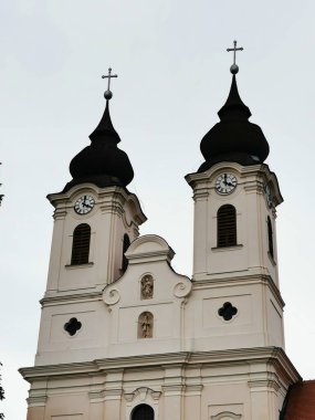Kilisede, her biri saat yüzüyle donatılmış haçlarla süslenmiş iki önemli kule bulunuyor. Yapıda bulutlu bir arkaplan karşısında zarif mimari ayrıntılar sergileniyor.
