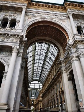 Etkileyici bir kapalı galeri, uzun sütunları ve muhteşem camdan çatısı olan mimari detayları gözler önüne seriyor ve nefes kesici bir atmosfer yaratıyor..