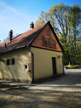 Görkemli tarihi yapı akşam gökyüzüne karşı güzelce aydınlatılırken, önünde belirgin bir binicilik heykeli duruyor ve zengin tarihin özünü yansıtıyor.. 