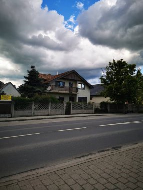 Görkemli tarihi yapı akşam gökyüzüne karşı güzelce aydınlatılırken, önünde belirgin bir binicilik heykeli duruyor ve zengin tarihin özünü yansıtıyor.. 