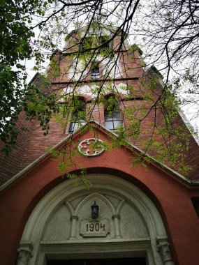 Görkemli tarihi yapı akşam gökyüzüne karşı güzelce aydınlatılırken, önünde belirgin bir binicilik heykeli duruyor ve zengin tarihin özünü yansıtıyor.. 