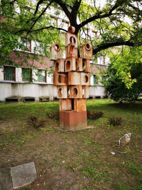 Görkemli tarihi yapı akşam gökyüzüne karşı güzelce aydınlatılırken, önünde belirgin bir binicilik heykeli duruyor ve zengin tarihin özünü yansıtıyor.. 