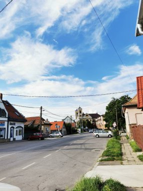 Görkemli tarihi yapı akşam gökyüzüne karşı güzelce aydınlatılırken, önünde belirgin bir binicilik heykeli duruyor ve zengin tarihin özünü yansıtıyor.. 