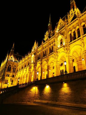 Görkemli tarihi yapı akşam gökyüzüne karşı güzelce aydınlatılırken, önünde belirgin bir binicilik heykeli duruyor ve zengin tarihin özünü yansıtıyor.. 