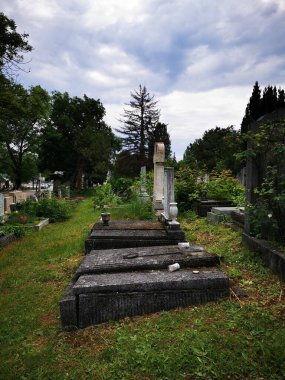 Görkemli tarihi yapı akşam gökyüzüne karşı güzelce aydınlatılırken, önünde belirgin bir binicilik heykeli duruyor ve zengin tarihin özünü yansıtıyor.. 