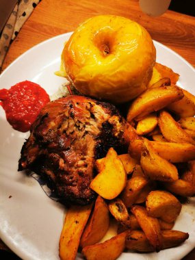 Taze kızarmış tavuğun yanında çıtır çıtır altın patatesler ve küçük bir porsiyon keskin sosla tamamlanmış koca bir elma leziz bir yemek oluşturur..