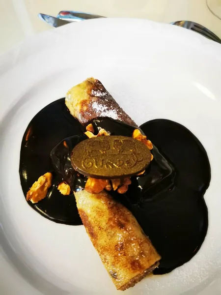 Görkemli tarihi yapı akşam gökyüzüne karşı güzelce aydınlatılırken, önünde belirgin bir binicilik heykeli duruyor ve zengin tarihin özünü yansıtıyor.. 