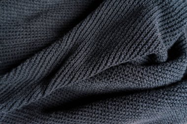 Siyah örülmüş süveter. Sıcak yün elbiseler. El yapımı. Soyut doku