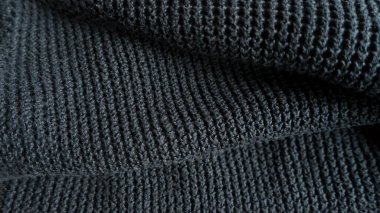 Siyah örülmüş süveter. Sıcak yün elbiseler. El yapımı. Soyut doku