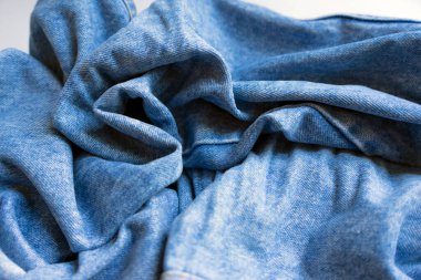 Kot pantolonlar topak topak yatar, güzel, soyut bir doku oluşturur..