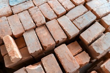 Tuğla tuğla, belli bir şekilde katlanmış ve harçla sabitlenmiş. Dış duvarların inşasında çimentoya tuğla koymak, endüstri ayrıntıları