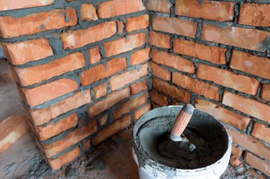 Tuğla tuğla, belli bir şekilde katlanmış ve harçla sabitlenmiş. Dış duvarların inşasında çimentoya tuğla koymak, endüstri ayrıntıları