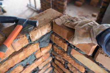 Tuğla tuğla, belli bir şekilde katlanmış ve harçla sabitlenmiş. Dış duvarların inşasında çimentoya tuğla koymak, endüstri ayrıntıları