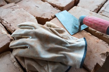 Tuğla tuğla, belli bir şekilde katlanmış ve harçla sabitlenmiş. Dış duvarların inşasında çimentoya tuğla koymak, endüstri ayrıntıları