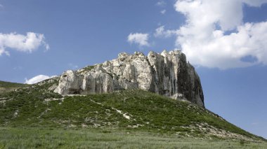 Manzaranın içindeki tebeşir dağları güzel bir manzara oluşturuyor. Kayaların jeolojik büyümesi