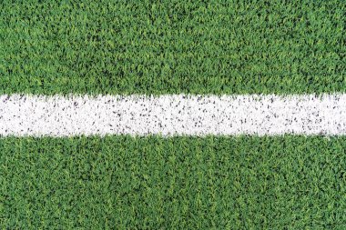 Yapay bir futbol sahasında beyaz işaretler.