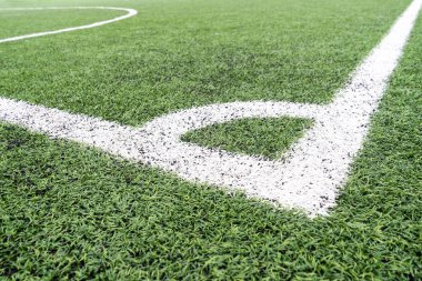 Yapay bir futbol sahasında beyaz işaretler.