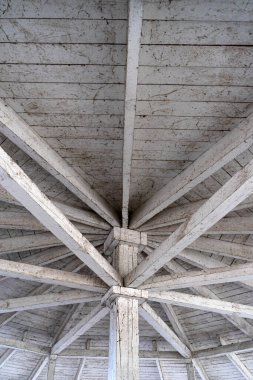 Karmaşık, ince çatılı ahşap bir yapı. Ahşap işleme