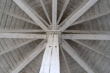 Karmaşık, ince çatılı ahşap bir yapı. Ahşap işleme