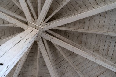 Karmaşık, ince çatılı ahşap bir yapı. Ahşap işleme