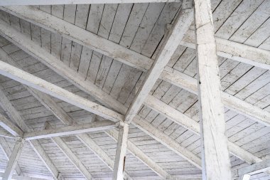 Karmaşık, ince çatılı ahşap bir yapı. Ahşap işleme