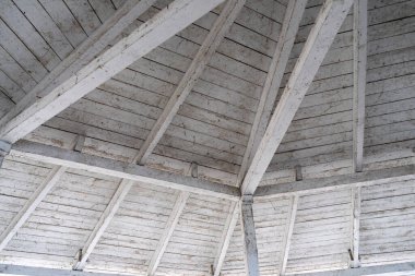 Karmaşık, ince çatılı ahşap bir yapı. Ahşap işleme