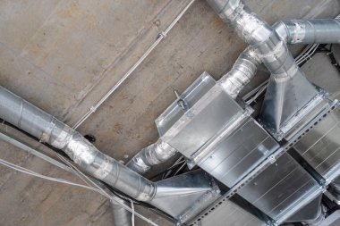 Entegre ısıtma, havalandırma ve havalandırma sistemli tavan.