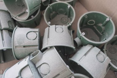 Elektrik yüklü soket bir kutuda, kurulum için hazır.