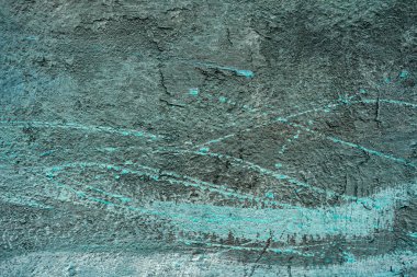 Duvarda desenli bir alçı parçası var. Soyut sanat, arka plan. Sert boya darbeleri. Fırça darbelerine yakın çekim. Yüksek kaliteli desenli detaylar.