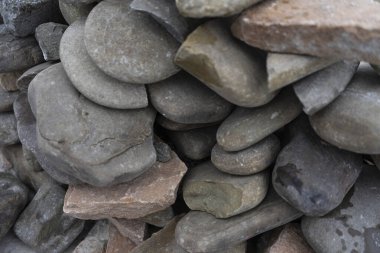 Kapalı taş duvar, doğal taş levhalar ve duvarlar, özel şekiller ve boyutlar, zengin doku, güzel tasarım.
