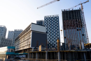 Vinç ve beton kullanarak çok katlı bir bina inşa ediliyor.