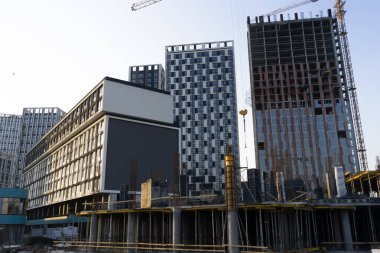 Vinç ve beton kullanarak çok katlı bir bina inşa ediliyor.