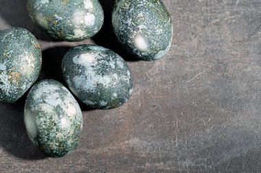 Bayram masasını süsleyen boyalı Paskalya yumurtaları. Uzayı taklit eden renk