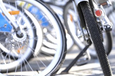 Şehirde bisiklet parkı, bisiklet kiralama.