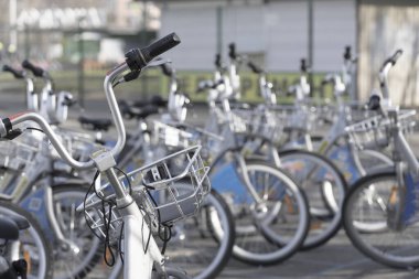 Şehirde bisiklet parkı, bisiklet kiralama.