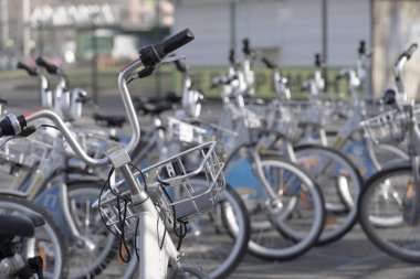 Şehirde bisiklet parkı, bisiklet kiralama.