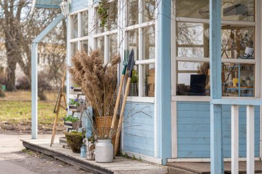 Çiçekçi eski moda dekore edilmiş.