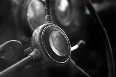 Eski bir arabanın direksiyon ve gösterge paneli. Eski püskü bir araba.