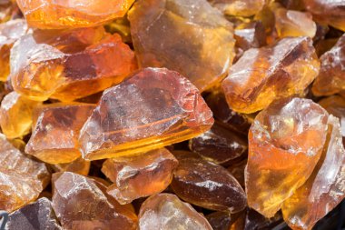 Pahalı bir mineralin çıkarılması. Kehribar işlemi. Değerli fosil taşı