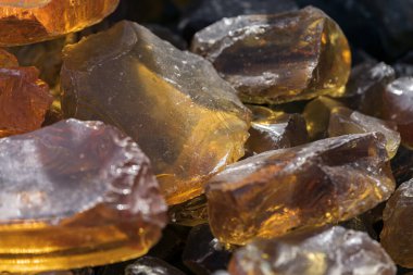 Pahalı bir mineralin çıkarılması. Kehribar işlemi. Değerli fosil taşı