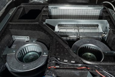 Havalandırma ve hava sirkülasyon sistemi ve odada filtreleme.