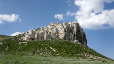 Manzaranın içindeki tebeşir dağları güzel bir manzara oluşturuyor. Kayaların jeolojik büyümesi
