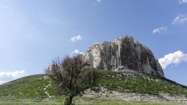 Manzaranın içindeki tebeşir dağları güzel bir manzara oluşturuyor. Kayaların jeolojik büyümesi